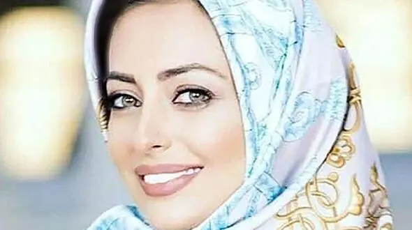 سفره عقد مدرن و ایرانی پسند برادر نفیسه روشن با میزهایی تمام آینه و پر از شمع +عکس/ چقد شیک شده