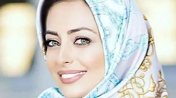 سفره عقد مدرن و ایرانی پسند برادر نفیسه روشن با میزهایی تمام آینه و پر از شمع +عکس/ چقد شیک شده