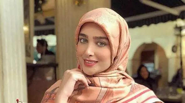 سلفی عاشقانه زیباترین عروس ایرانی با پسر چشم رنگی + عکس 