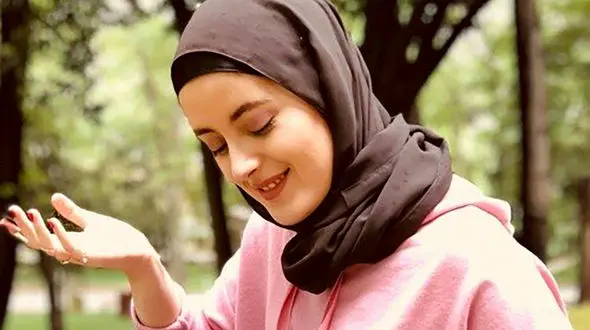 حجاب خاص فرح فارسی نوازنده زیبای ایرانی درحال طراحی + عکس