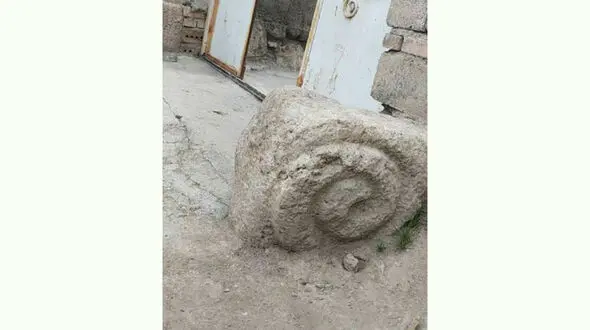 کشف قوچ و شیر سنگی جلوی در خانه / در آذربایجان غربی