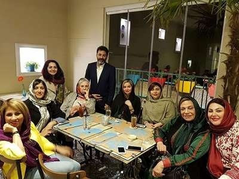 دورهمی بازیگران معروف در رستوران لاله اسکندری و همسرش ساسان !