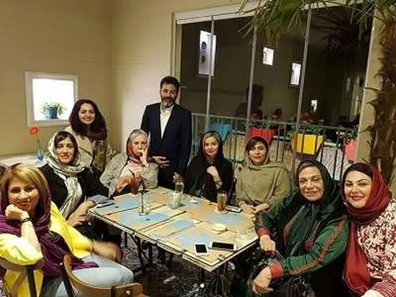 دورهمی بازیگران معروف در رستوران لاله اسکندری و همسرش ساسان !