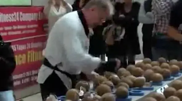  رکورد خرد کردن 123 نارگیل با دست در یک دقیقه توسط یک مسلمان در گینس ثبت شد + فیلم