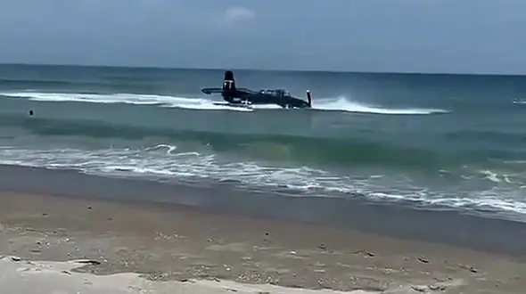 فرود هواپیما در ساحل+ فیلم 