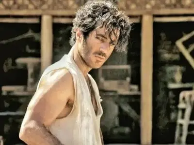 عکس ها / نگاهی به چیدمان مدرن و لوکس خانه مجردی نوید پورفرج «رحیم نجار» سریال بامداد خمار و سگ هاسکی برفی اش/ از مبلمان چرمی و پوست ماری، فرش اصیل ایرانی، تابلو دیواری هنری و...