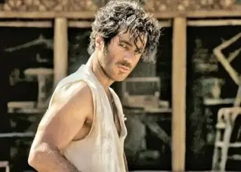 عکس ها / نگاهی به چیدمان مدرن و لوکس خانه مجردی نوید پورفرج «رحیم نجار» سریال بامداد خمار و سگ هاسکی برفی اش/ از مبلمان چرمی و پوست ماری، فرش اصیل ایرانی، تابلو دیواری هنری و...