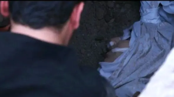 فیلم/ شیدای سریال زخم کاری: من نمیدونستم قراره تو قبر بخوابم../  تاحالا هیچ مراسم تشییعی شرکت نکرده بودم تا اینکه...!