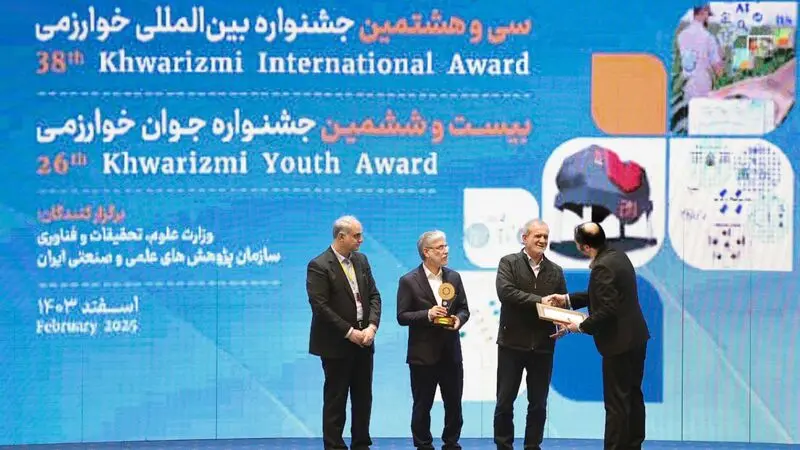 مسعود پزشکیان ، رئیس‌جمهور کشورمان پس از تقدیر از برگزیدگان سی‌وهشتمین دوره جشنواره بین‌المللی خوارزمی