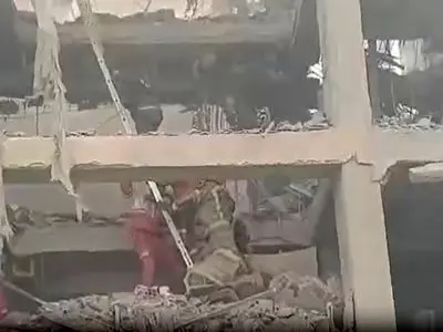 فیلم / لحظه نجات ۲ نفر از ساختمان مورد اصابت موشک دشمنان در محله رسالت تهران