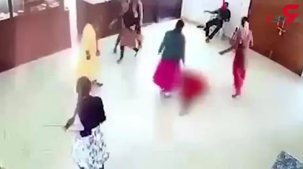 لحظه مرگ دختر دانش آموز در مقابل همکلاسی ها و معلم بی خیال در کلاس ورزش! +فیلم /هند