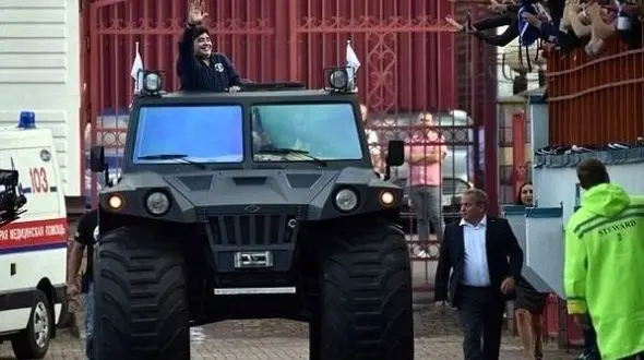 اسطوره فوتبال آرژانتین سوار بر خودروی عجیب و خاص +عکس