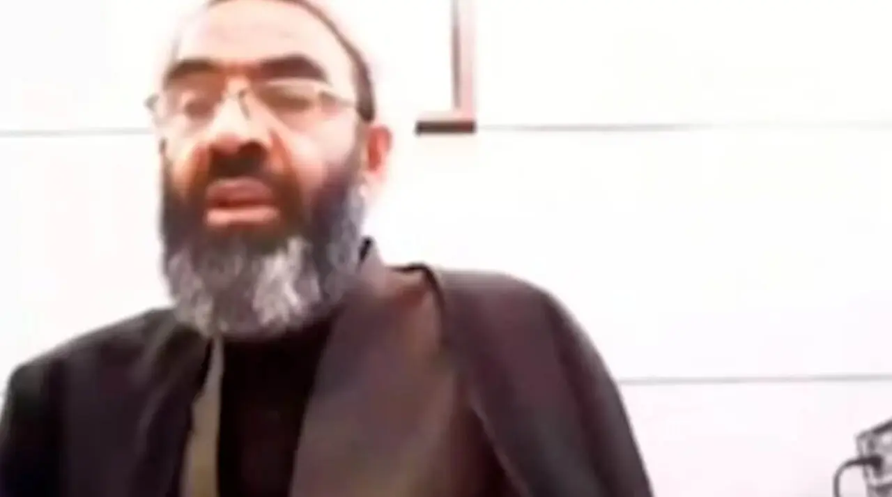چرا از بی حجابی در خانه شب ها گریه می کنم؟!