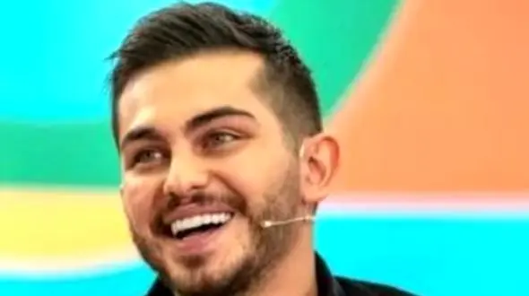 میز غذای رنگارنگ و خوشمزه ارسلان قاسمی در خانه اش/ ترکیب گوجه و خیارشور و شامی با سبزی خوردن چه شود+عکس