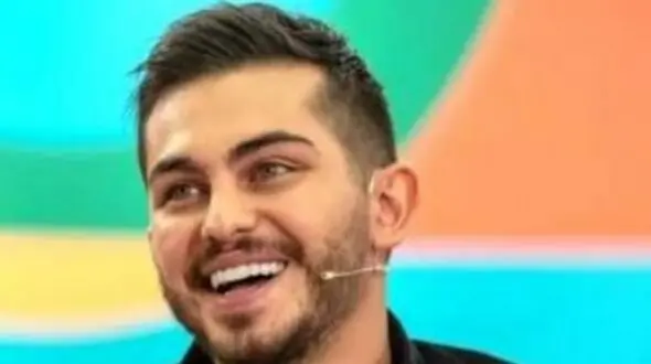 میز غذای رنگارنگ و خوشمزه ارسلان قاسمی در خانه اش/ ترکیب گوجه و خیارشور و شامی با سبزی خوردن چه شود+عکس