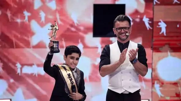 فیلم آواز بهشتی /  علی طولابی با این اجرا  همه را مبهوت صدایش کرد ! /  یاد استاد شجریان زنده شد