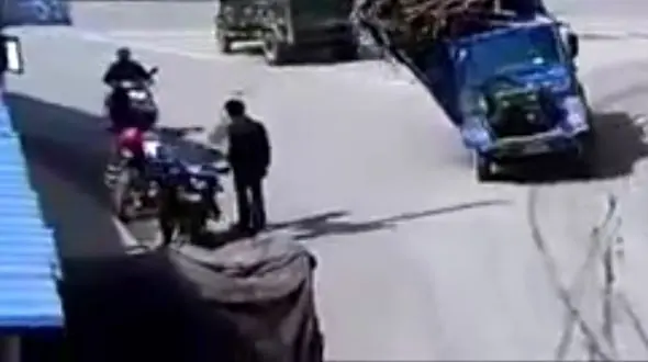 واژگونی کامیون حامل میل گرد روی دو مرد + فیلم