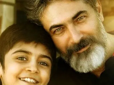 فیلم/  لو رفتن تسلط پارسا پیروزفر به 5 زبان زنده دنیا توسط رایان سرلک/ هدیه ای که پارسا به رایان در پشت صحنه داد