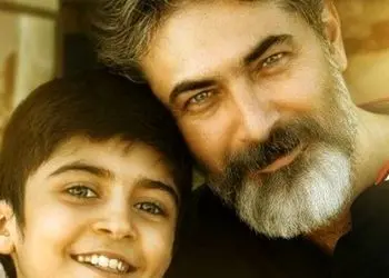 فیلم/  لو رفتن تسلط پارسا پیروزفر به 5 زبان زنده دنیا توسط رایان سرلک/ هدیه ای که پارسا به رایان در پشت صحنه داد