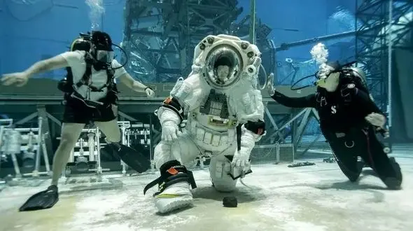 ماجرای لباس فضایی جدید ناسا: وقتی فضانوردان به زیر آب می‌ روند!