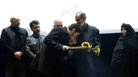 فیلم ادای احترام بازیگران به خانواده داغدار  «جواد گنجی» از جانباختگان حوادث دی ماه/ از دستبوسی شهاب حسینی تا دقایقی سکوت به احترام مجلس با نوای سنج و دمام جنوبی