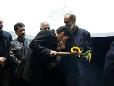 فیلم ادای احترام بازیگران به خانواده داغدار  «جواد گنجی» از جانباختگان حوادث دی ماه/ از دستبوسی شهاب حسینی تا دقایقی سکوت به احترام مجلس با نوای سنج و دمام جنوبی