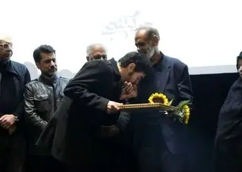 فیلم ادای احترام بازیگران به خانواده داغدار  «جواد گنجی» از جانباختگان حوادث دی ماه/ از دستبوسی شهاب حسینی تا دقایقی سکوت به احترام مجلس با نوای سنج و دمام جنوبی