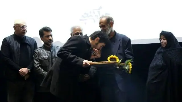 فیلم ادای احترام بازیگران به خانواده داغدار «جواد گنجی» از جانباختگان حوادث دی ماه/ از دستبوسی شهاب حسینی تا دقایقی سکوت به احترام مجلس با نوای سنج و دمام جنوبی