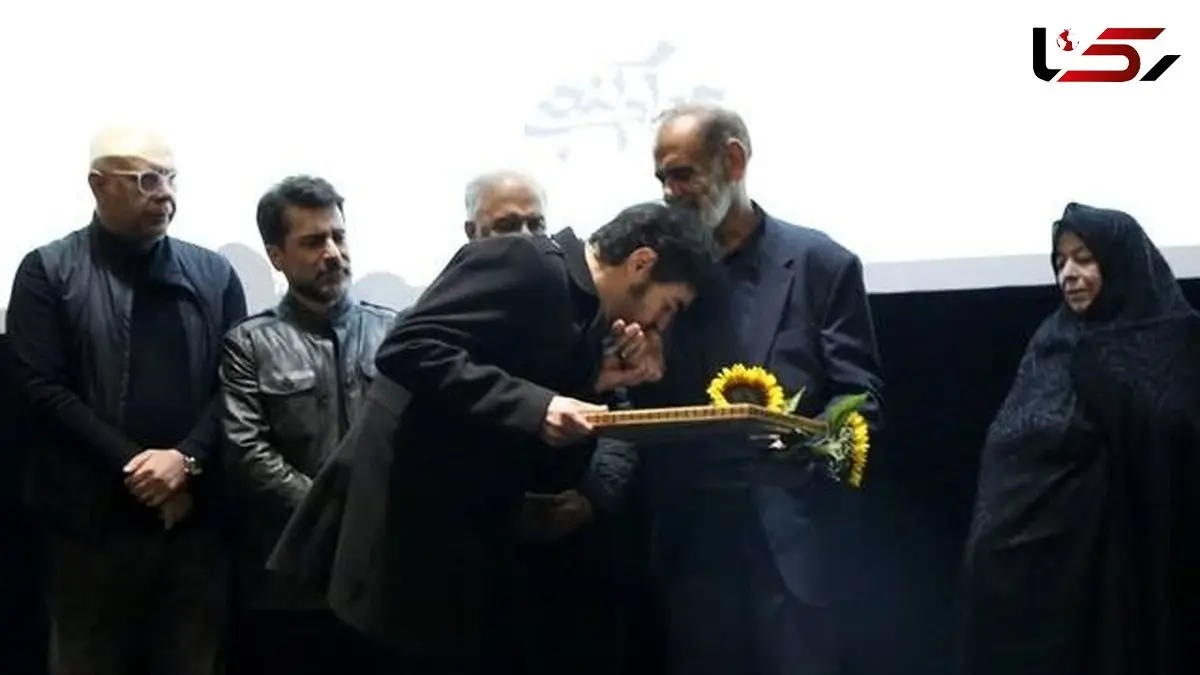 فیلم ادای احترام بازیگران به خانواده داغدار  «جواد گنجی» از جانباختگان حوادث دی ماه/ از دستبوسی شهاب حسینی تا دقایقی سکوت به احترام مجلس با نوای سنج و دمام جنوبی