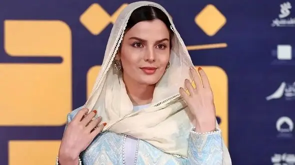 عکس/ حضور پرانرژی غزاله اکرمی در اکران «بچه مردم»/ ستاره جوان فیلم کریمی با استایلی ملیح