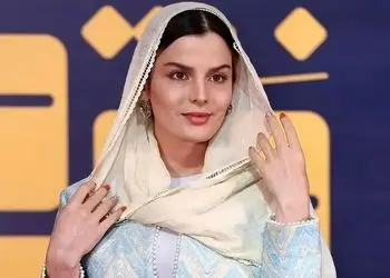 عکس/ حضور پرانرژی غزاله اکرمی در اکران «بچه مردم»/ ستاره جوان فیلم کریمی با استایلی ملیح