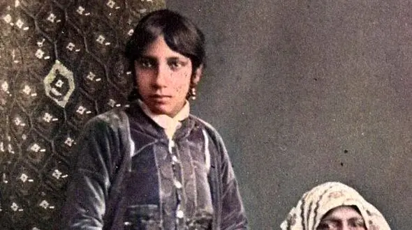 سفر به عصر قاجار؛ از «مردانی که فین می‌کردند» تا «زنی که قلیان می‌کشید»