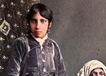 سفر به عصر قاجار؛ از «مردانی که فین می‌کردند» تا «زنی که قلیان می‌کشید»