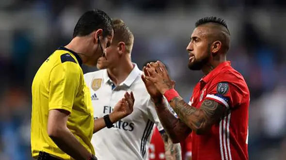  حمله بازیکنان بایرن به اتاق داور جنجالی 