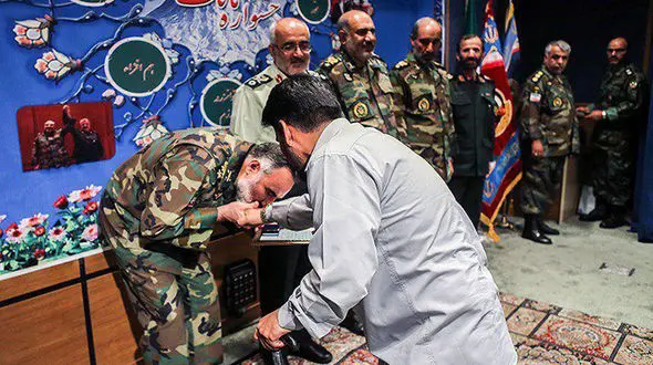 تصویر بوسه فرمانده نیروی زمینی ارتش بر دستان یک فرشته