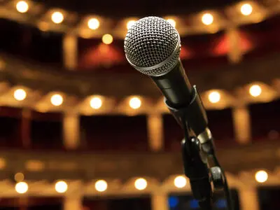 فیلم آوازخوانی پسر نوجوان در برنامه محفل / این پسر فقط برای تماشا آمده بود اما با صدایش برنامه را متوقف کرد