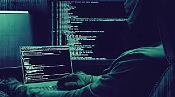 عکس های دختر شیرازی دست به دست شد / آبرویش در شهر رفت