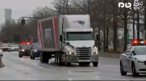 اسکورت کامیون حمل ماسک در آمریکا + فیلم