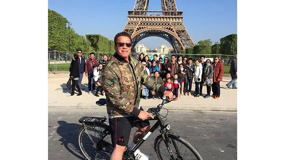 شوخی جالب بازیگر معروف با توریست ها +عکس 