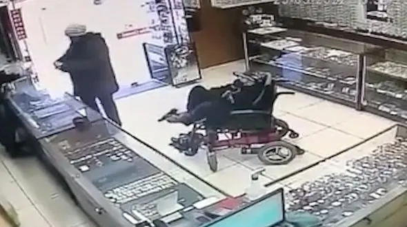 عجیب ترین سرقت مسلحانه / مرد ویلچری تفنگ را با پا نشانه گرفت + فیلم