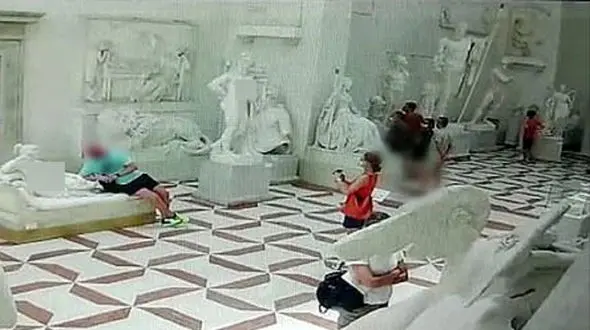 اقدام عجیب گردشگر استرالیایی در داخل موزه تاریخی ! + عکس