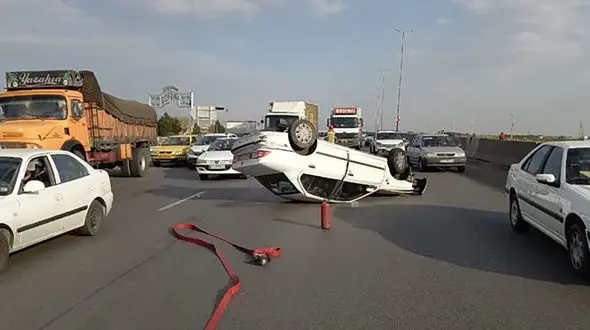 تماشای صحنه تصادف در اتوبان نطنز مرگ یک جوان را رقم زد