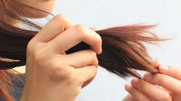 14 اشتباه که زیبایی موهای تان را از بین می برد/چرا موخوره می زنید؟