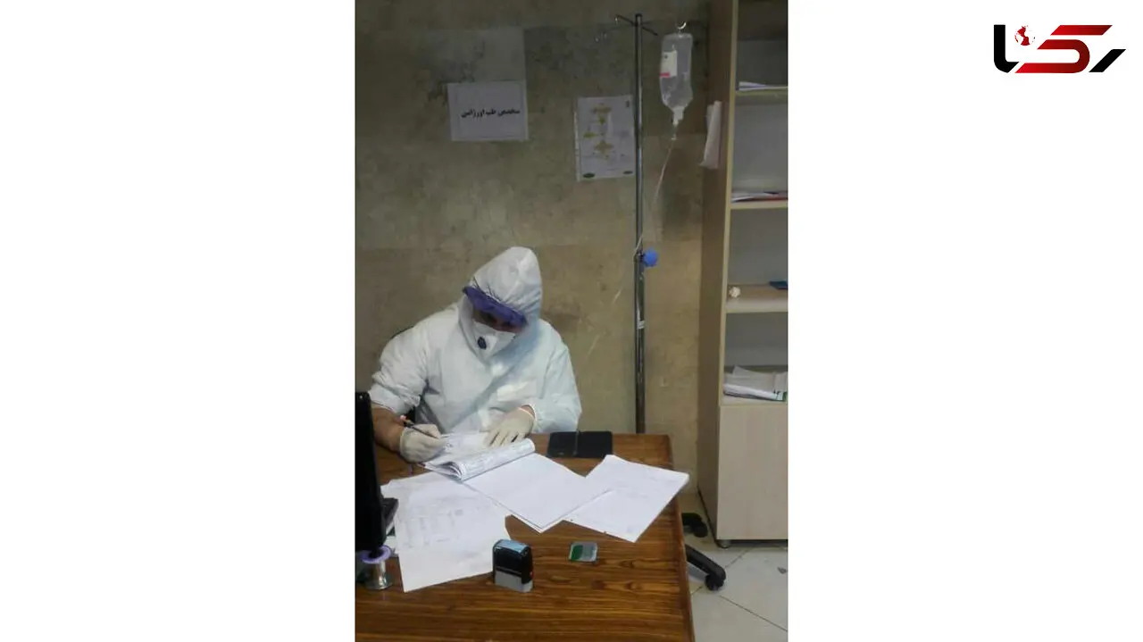 پزشکی که سرم به دست در حال کمک به مبتلایان به کرونا است  +عکس 