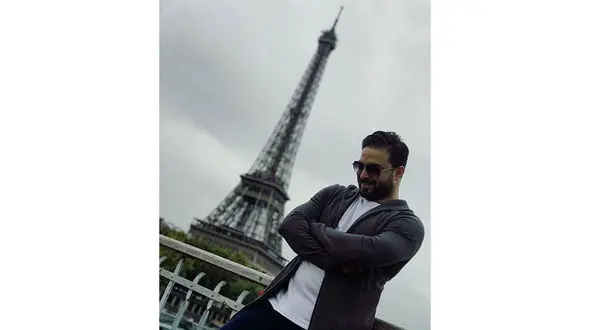 عکس خواننده مطرح موسیقی پاپ کنار برج ایفل