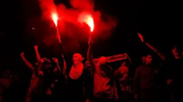 ببینید / عشق و جنون در میان هواداران / فوتبال از روی سکوها زیباتر است