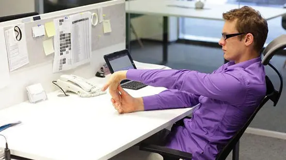 چند مدل نرمش ساده و مفید برای پشت میز نشین ها