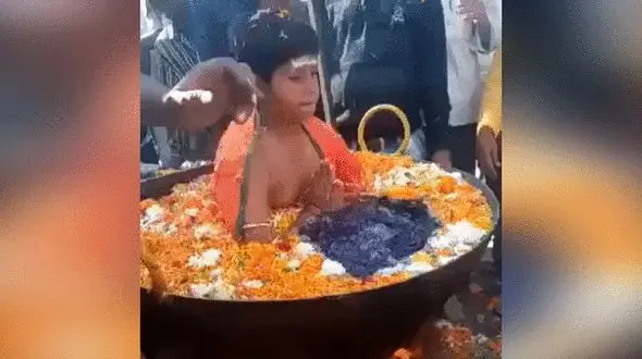 فیلم عجیب از نشستن کودک در دیگ روغن جوشان / باورنکردنی