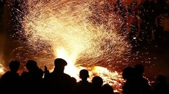 فیلم ترقه انداختن به سمت آثار تاریخی اصفهان 