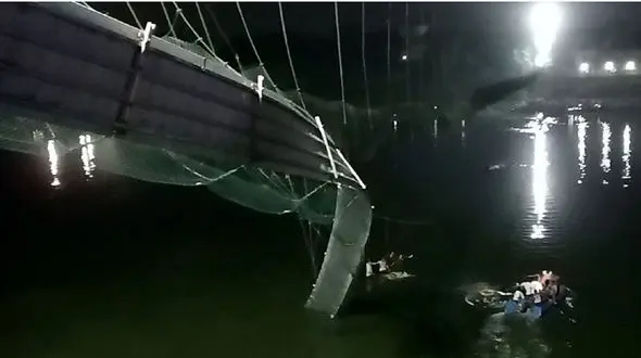 بازداشت ۹ نفر در ماجرای ریزش مرگبار پل معلق در هند